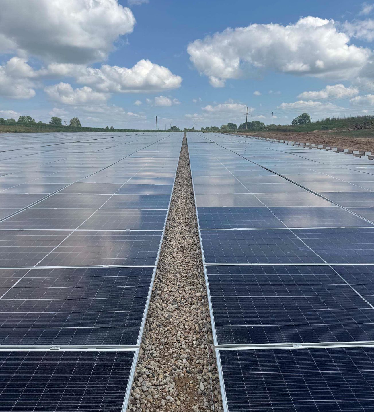 Gravel service corridor between gap-free flat-mounted panel rows